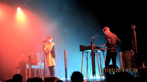 Eva Milner trug ein weites schwarz-weisses Oversize-Kleid, das bei ihren Tanzbewegungen umschleiernd mitschwang.