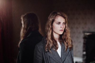 Bild via: http://www.sos-music.co.uk/2013/11/marika-hackman-wolf.html