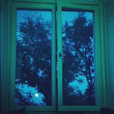 Ein Albumcover? Ein Single-Cover, oder einfach ein Vollmondfenster? Dieses Bild postete Marika Hackman auf ihrem Twitter- und Instagramprofil mit den Zeilen: "Listen in to @zanelowe on @BBCR1 tonight at 7:30 to hear the premier of my new single 'Drown' #hottestrecord"