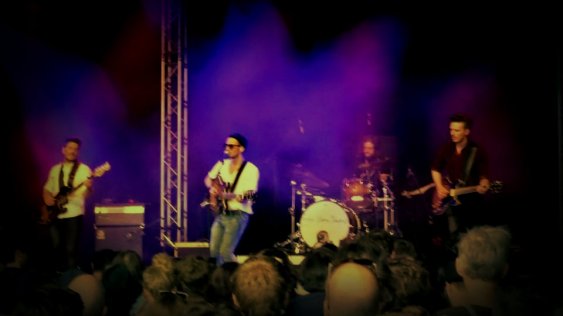 Leider haben wir.... whoops ...kein Foto von Rob am Interview gemacht. Er hatte aber eine coole Sonnenbrille an. Dafür hier ein Konzertfoto: The Slow Show, Bad Bonn Kilbi 2015.