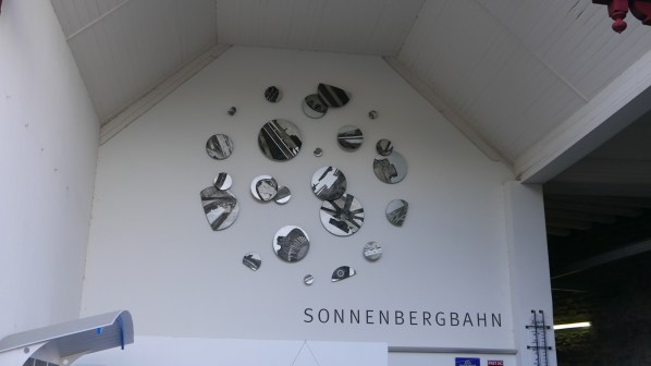 Ein Weg auf den Sonnenberg: Die Sonnenbergbahn. Ein Weg kostet stolze 7 Franken (für Studierende die Hälfte).