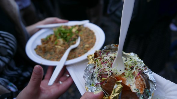 ESSENSZEIT! Links: Linsencurry und Tofu / Rechts: Süsskartoffel mit Creme Fraiche 