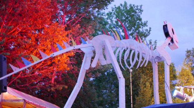 Ein Dino-Gerippe war der Wächter des B-Sides