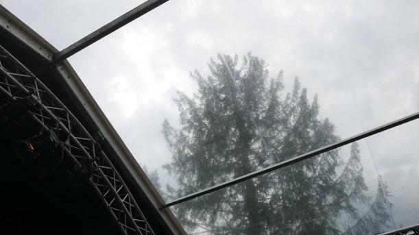 Oh Schreck: Es regnete tatsächlich!! Aber nur für eine Stunde... Puuuh. (Aussicht aus dem Chesterfieldzelt)