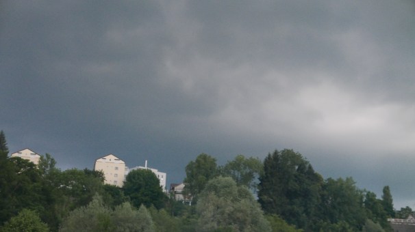 Uh hier baut sich was auf. Holt eure Swissmilk-Regenjacken hervor!